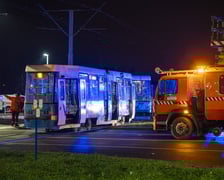 Tramwaj nr 10 wjechał w bok autobusu nr 107. Cztery osoby są lekko ranne